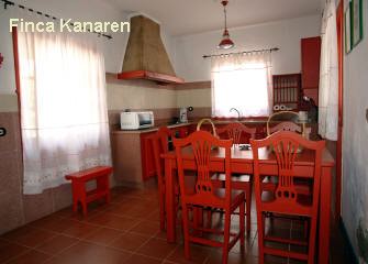 Lanzarote Ferienhaus auf der Finca la Crucita - Kueche in rot